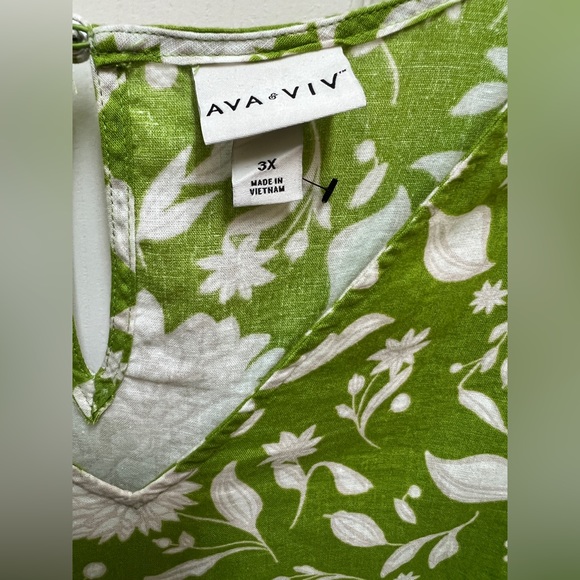 💚 NWOT! Ava & Viv Spring Green Floral Blouse - Picture 2 of 4